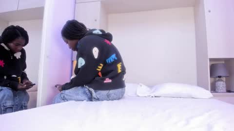 oshun_444 online show from March 12, 2026, 12:11 pm