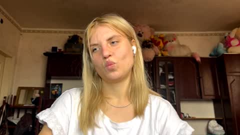 Snapshot of othalook chatting on October 28, 2025, 8:51 am Alexa online show from October 28, 2025, 8:51 am