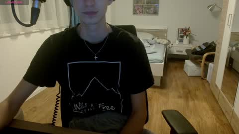 Snapshot of overkneebabe chatting on February 4, 2025, 7:33 pm OverkneeBabe online show from February 4, 2025, 7:33 pm