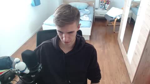 Snapshot of overkneebabe chatting on October 18, 2025, 11:33 am OverkneeBabe online show from October 18, 2025, 11:33 am