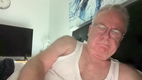 ozhairybearxxxx online show from December 8, 2024, 11:46 am