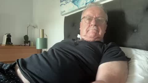 ozhairybearxxxx online show from December 11, 2024, 7:25 pm