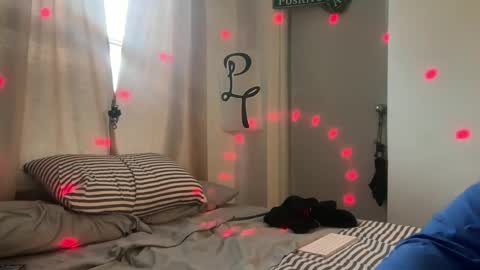 Snapshot of pantslesstraveler_plt chatting on April 27, 2026, 1:09 pm PantsLessTraveler online show from April 27, 2026, 1:09 pm
