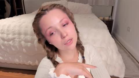 Lili online show from December 3, 2025, 6:54 am