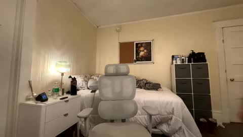 PeachyObsession online show from April 7, 2026, 1:50 am