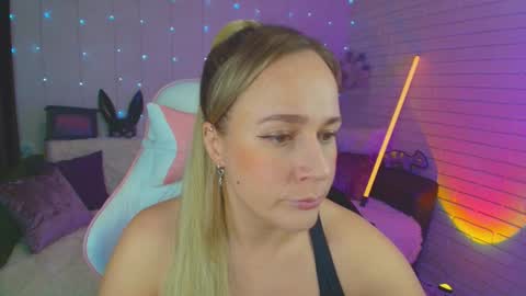 Dia  online show from January 10, 2025, 8:48 pm