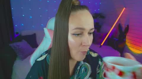 Dia  online show from September 22, 2025, 8:22 pm