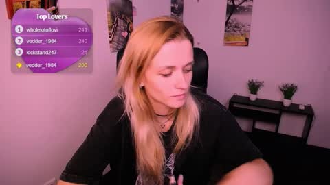 Mia online show from September 26, 2025, 6:17 am