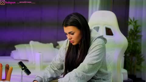 Dee online show from October 8, 2025, 3:09 pm