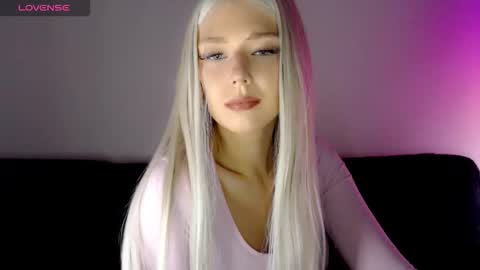 Snapshot of pervyblonde chatting on November 27, 2025, 8:16 am Isabella online show from November 27, 2025, 8:16 am