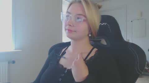Snapshot of petalkiss chatting on September 13, 2025, 12:49 pm petalkiss online show from September 13, 2025, 12:49 pm