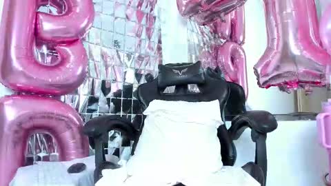 Snapshot of petite_amor chatting on October 2, 2025, 9:33 pm petite_amor online show from October 2, 2025, 9:33 pm