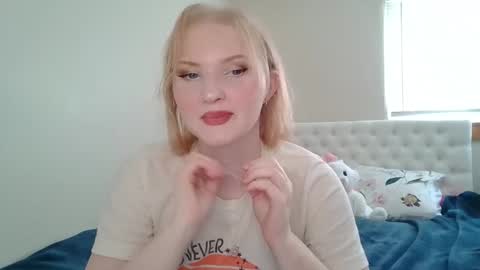 Snapshot of petite_cupcake chatting on March 5, 2025, 7:49 pm Little cupcake online show from March 5, 2025, 7:49 pm