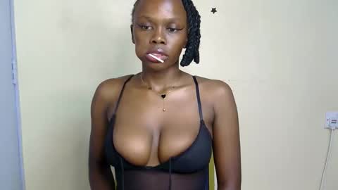 Snapshot of petite_desiree chatting on November 14, 2025, 8:07 pm Desiree online show from November 14, 2025, 8:07 pm