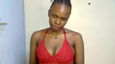 Snapshot of petite_desiree chatting on November 17, 2025, 9:31 pm Desiree online show from November 17, 2025, 9:31 pm