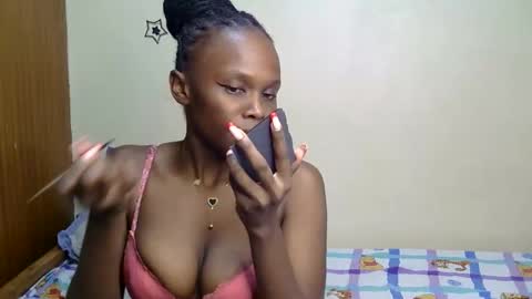 Snapshot of petite_desiree chatting on November 24, 2025, 12:49 pm Desiree online show from November 24, 2025, 12:49 pm