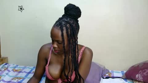 Snapshot of petite_desiree chatting on November 28, 2025, 7:27 pm Desiree online show from November 28, 2025, 7:27 pm