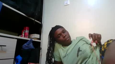 Snapshot of petite_desiree chatting on December 16, 2025, 7:08 pm Desiree online show from December 16, 2025, 7:08 pm