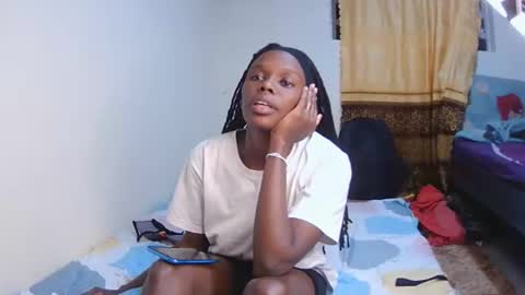 Snapshot of petite_desiree chatting on December 22, 2025, 7:33 pm Desiree online show from December 22, 2025, 7:33 pm