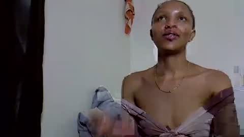 Snapshot of petite_melinda chatting on July 6, 2026, 10:45 pm petite_melinda online show from July 6, 2026, 10:45 pm