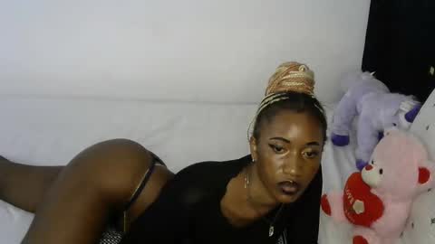 petite_princes online show from December 3, 2024, 1:32 pm