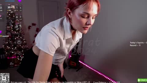 Snapshot of petitebrat chatting on December 27, 2024, 1:43 am PiperAvery online show from December 27, 2024, 1:43 am