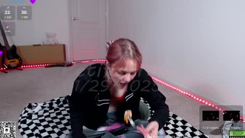 Snapshot of petitebrat chatting on January 29, 2025, 11:25 pm PiperAvery online show from January 29, 2025, 11:25 pm