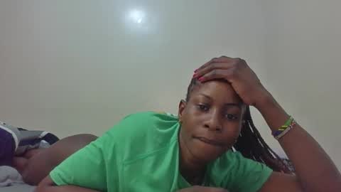 Snapshot of petitegirly12 chatting on October 25, 2025, 7:27 am petitegirly12 online show from October 25, 2025, 7:27 am
