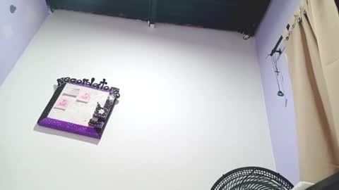 Snapshot of petiteivoryqueen chatting on December 14, 2024, 3:51 am danna online show from December 14, 2024, 3:51 am