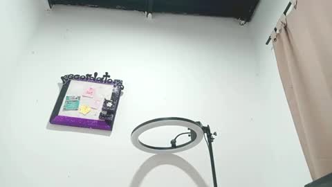 Snapshot of petiteivoryqueen chatting on March 5, 2025, 4:02 am danna online show from March 5, 2025, 4:02 am