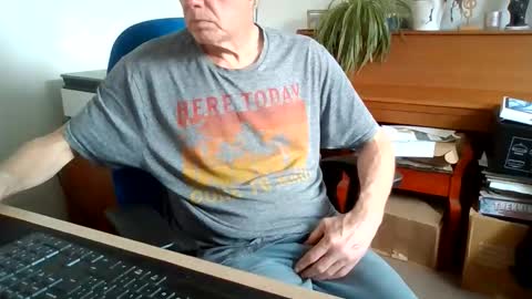 Snapshot of petitwilly chatting on June 2, 2026, 12:51 pm petitwilly online show from June 2, 2026, 12:51 pm