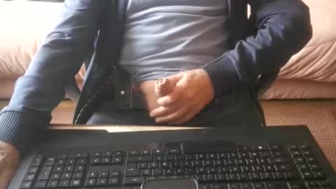 Snapshot of piavola chatting on June 11, 2026, 12:14 pm piavola online show from June 11, 2026, 12:14 pm