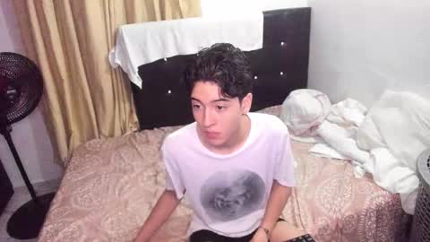 picaszomilos350 online show from February 13, 2026, 5:25 am