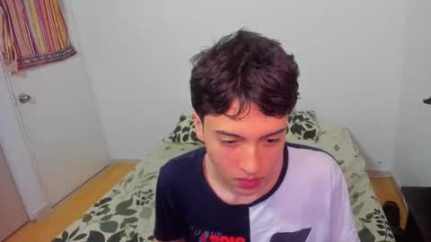 picaszomilos350 online show from March 21, 2026, 1:05 pm