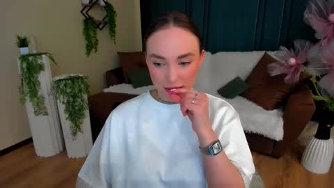 Emelie online show from March 3, 2026, 1:23 am