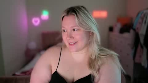 Piggy Rose online show from November 2, 2025, 7:05 pm