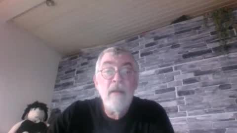 Snapshot of pinholder chatting on November 3, 2025, 6:25 am Michael online show from November 3, 2025, 6:25 am