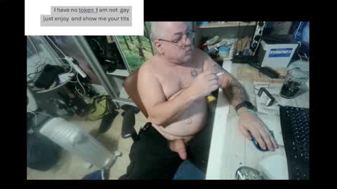 pini_z online show from December 25, 2024, 10:37 pm