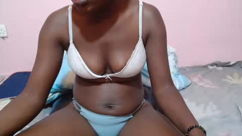 lyracutes online show from May 10, 2026, 12:21 pm