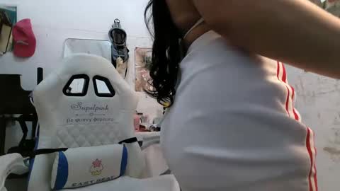 Snapshot of pinkyrosexx chatting on December 21, 2024, 10:40 pm Rose online show from December 21, 2024, 10:40 pm
