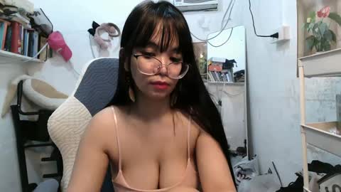 Snapshot of pinkyrosexx chatting on March 11, 2025, 3:48 am Rose online show from March 11, 2025, 3:48 am