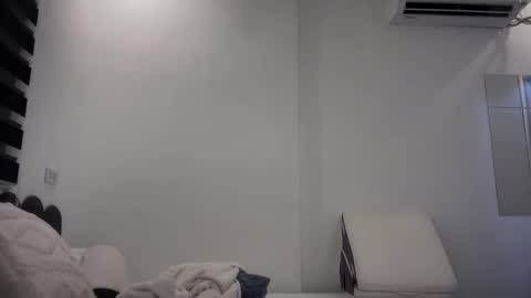 Snapshot of pinkyrosexx chatting on June 3, 2026, 1:19 am Rose online show from June 3, 2026, 1:19 am