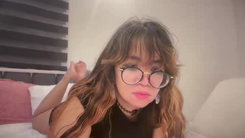 Snapshot of pinkyrosexx chatting on June 8, 2026, 11:49 pm Rose online show from June 8, 2026, 11:49 pm