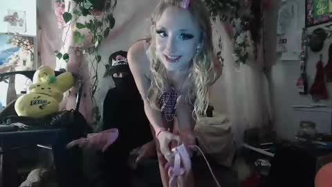 pixielovely online show from May 17, 2026, 4:43 am