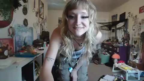 pixielovely online show from July 3, 2026, 2:07 am