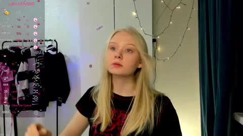 Snapshot of pocet_barbie chatting on January 22, 2025, 1:42 pm Mary online show from January 22, 2025, 1:42 pm