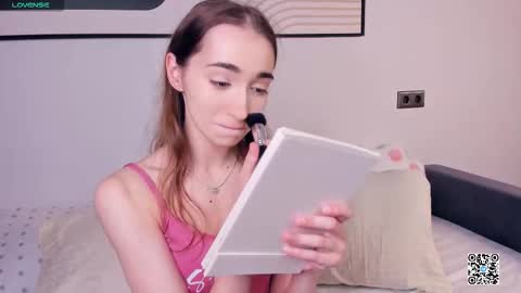 Snapshot of polly_bee chatting on September 12, 2025, 7:30 am Polly online show from September 12, 2025, 7:30 am