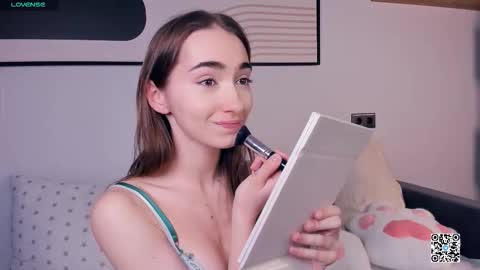 Snapshot of polly_bee chatting on September 14, 2025, 7:18 am Polly online show from September 14, 2025, 7:18 am