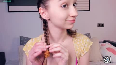 Snapshot of polly_bee chatting on September 16, 2025, 8:04 am Polly online show from September 16, 2025, 8:04 am