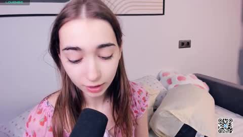 Snapshot of polly_bee chatting on September 18, 2025, 7:32 am Polly online show from September 18, 2025, 7:32 am